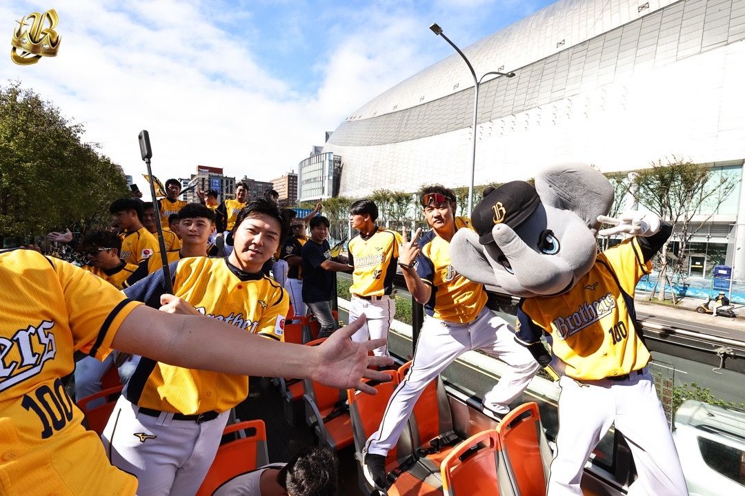 ▲中信兄弟遊行經過大巨蛋。（圖／兄弟提供）