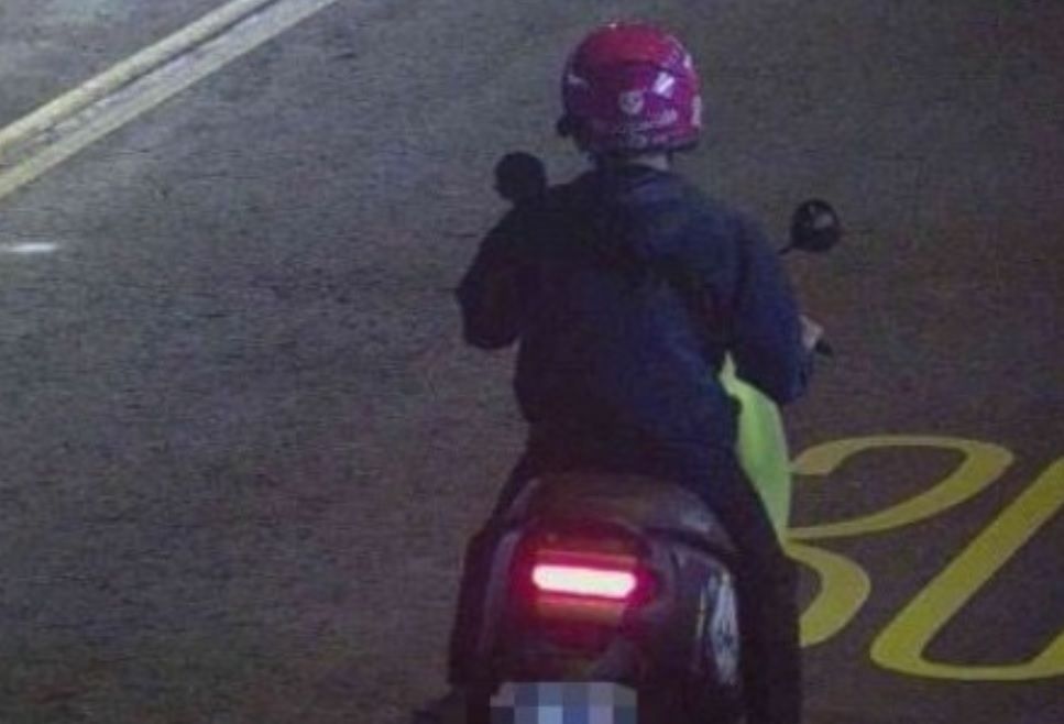 ▲新北市一位外送員梁姓男子，竟在送餐同時，順手牽羊把其他客人的餐點拿走吃掉。（圖／翻攝畫面）