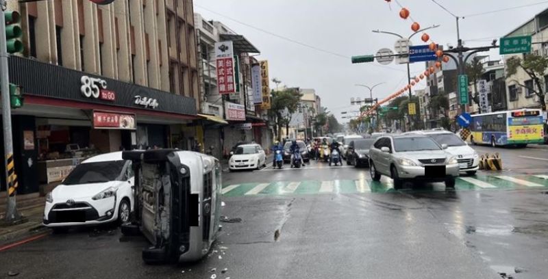 ▲桃園市平鎮區延平路三段宋屋國小前，休旅車「鬼切」讓後車閃避不及，被撞到飛高高翻覆。（圖／翻攝畫面）