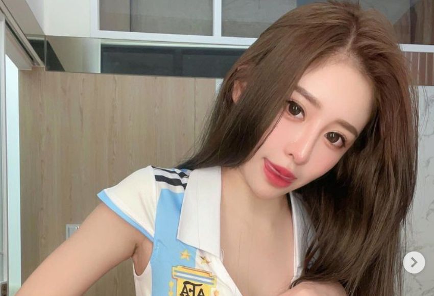 ▲網美謝侑芯PO出穿著性感球衣的辣照，豈料照片卻被檢舉，讓她只好再PO出尺度更大的辣照，直呼「讓你兩球啦」。（圖／翻攝自謝侑芯IG）