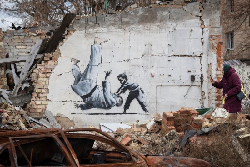 ▲烏克蘭基輔州州長表示，有一群人試圖拿走塗鴉藝術大師班克西（Banksy）在烏克蘭的一幅壁畫。（圖／美聯社／達志影像）