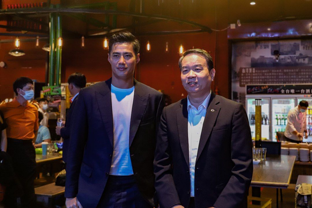 ▲陳偉殷跟國體大校長邱炳坤。（國體大提供）