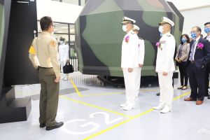 ▲海軍司令梅家樹上將參觀AAV7訓練模擬館。（圖／陸戰隊指揮部提供）