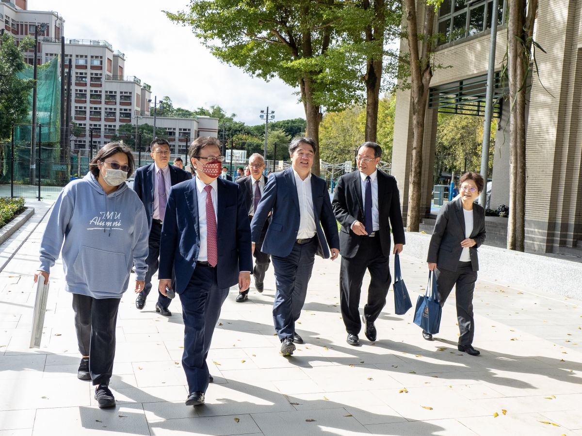 ▲臺北醫學大學昨舉辦首屆「全球校友日」，北醫大校長林建煌(前排左二)帶領多位校友來趟首場「校園巡禮」。（圖／北醫提供）