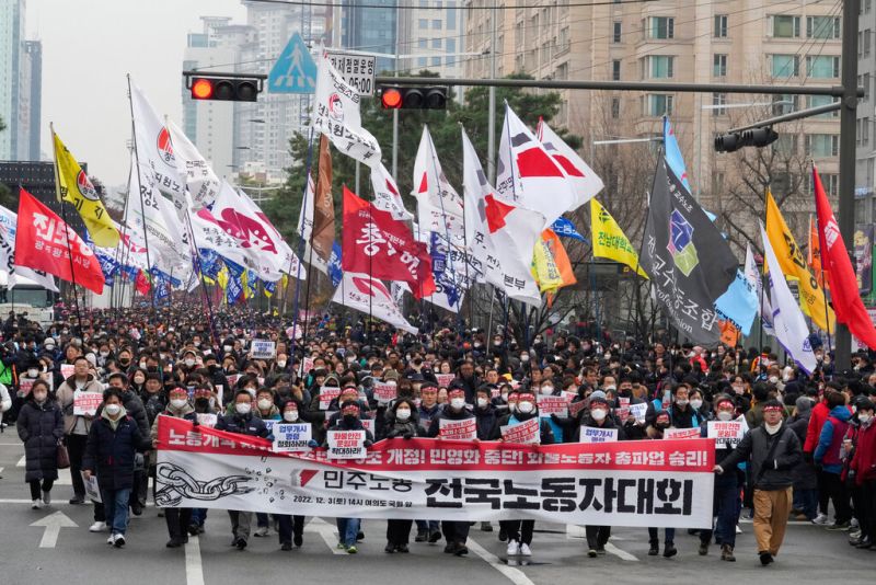 ▲超過5000名卡車司機與工會成員參與首爾街頭的罷工。(圖/美聯社/達志影像)