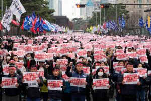 韓國罷工延燒！首爾街頭湧5千人抗議　力挺卡車司機權益
