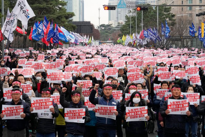 ▲韓國司機為爭取永久最低運費制度而發起的罷工持續，週六（3日）更在首爾街上發起大規模示威遊行。（圖／美聯社／達志影像）