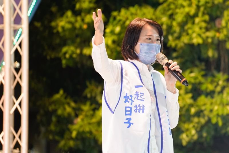▲九合一大選落幕,民進黨吳怡農與國民王鴻薇對戰立委補選,引發「黑道參政」議題。(圖/翻攝王鴻薇臉書)