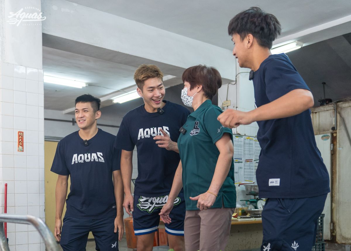 ▲高雄全家海神隊于煥亞、邱子軒、蘇文儒到壽山動物園體驗一日保育員。（圖／高雄全家海）