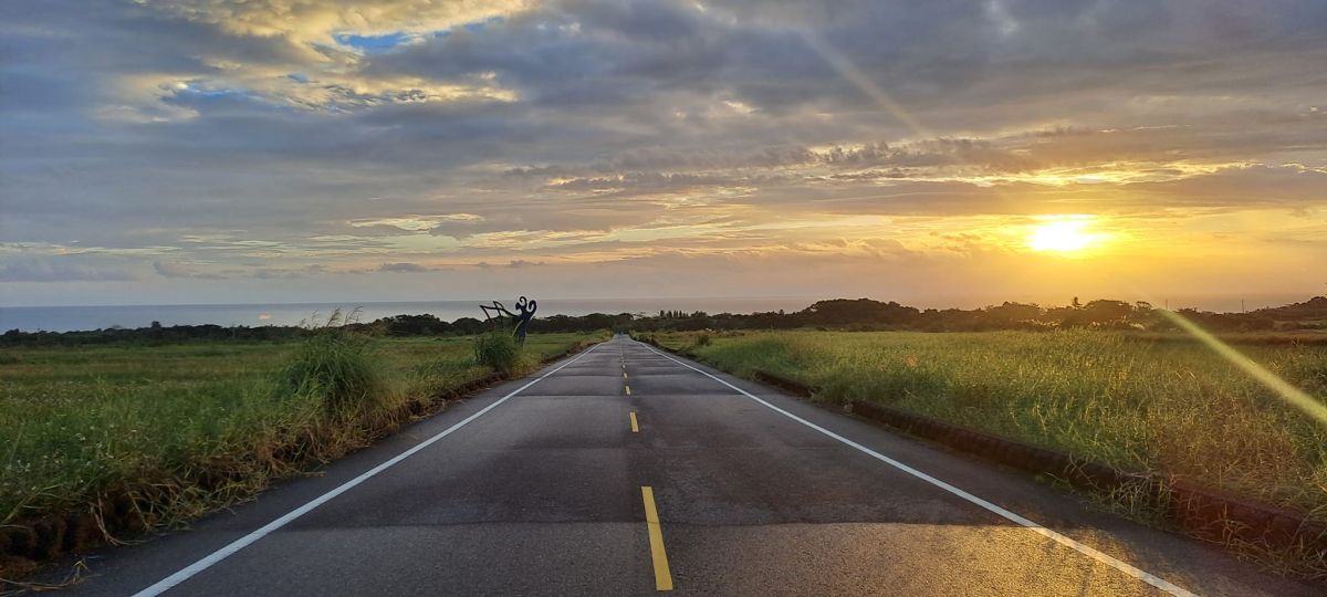 ▲中央氣象局公布「2023年最早日出」，台灣本島的第一道曙光就在台東三仙台以及屏東鵝鑾鼻，時間為上午6:35，全國最早則於6:33灑在蘭嶼島上。（圖／部落客Jason Liu授權提供）