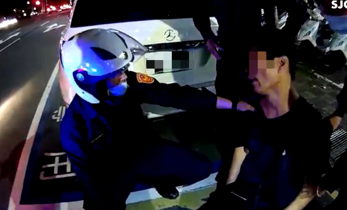 ▲陳男疑因嗑藥恍惚差點與汽車發生擦撞，被員警帶至路旁。（圖／翻攝畫面）
