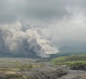 印尼塞梅魯火山傳噴發！日本氣象廳：這2地恐受海嘯影響
