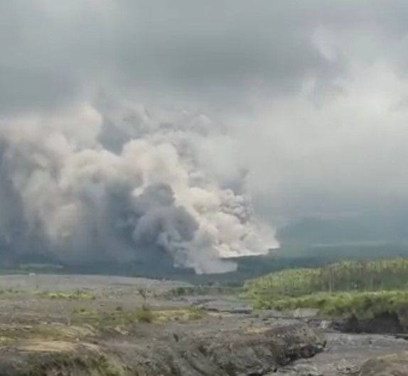 ▲印尼東爪哇省塞梅魯火山（Mt Semeru），於當地4日上午驚傳大規模噴發。（圖／翻攝國家災害管理局）