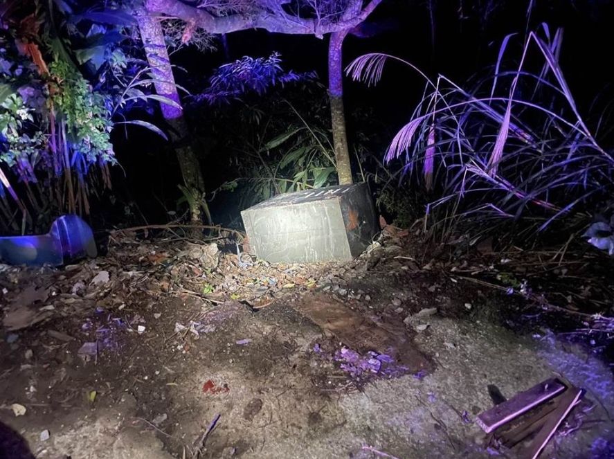 ▲新北市一對凌姓兄弟檔，3日闖入三峽區一家宮廟，偷走裝有香油錢的保險箱，取走2萬現金後，將空箱棄置在公墓。（圖／翻攝畫面）