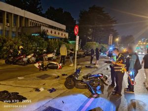 台中男開車疑精神恍惚「失控暴衝」 狂撞路邊17輛機車