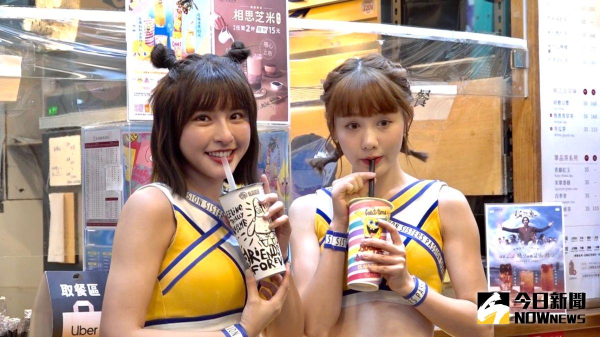 ▲峮峮（左）、畇二（右）擔任飲料店一日店長。（圖／記者陳思誼攝）
