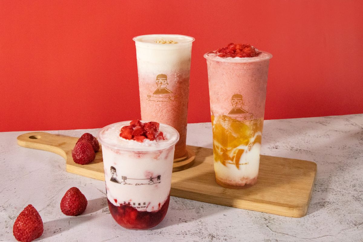 ▲冬天必喝夢幻草莓季手搖飲！大苑子開賣「莓好時光」、「莓好花漾」，再抽莓好上上籤「買1送1」優惠；TEA TOP暖冬飲品「第二件半價」，聖誕草莓季「第二杯折17元」；五桐號聯名DinoTaeng回歸「雪絨草莓奶酪」，加碼再抽「台北首爾來回雙人機票」；甲文青則大推3款草莓冰沙。（圖／甲文青提供）