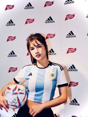 ▲岱縈穿上阿根廷球隊球衣。（圖／優尼聖提供）