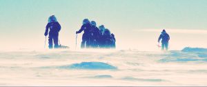 ▲在狂風暴雪中的台灣南極冒險隊。（圖／後場音像紀錄工作室提供）