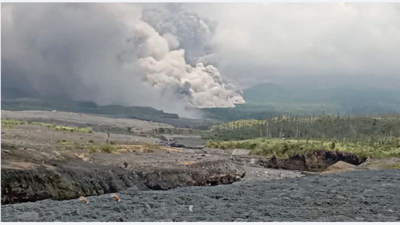 ▲ 印尼塞梅魯火山4日再度噴發，當局疏散近2000人。（路透社）