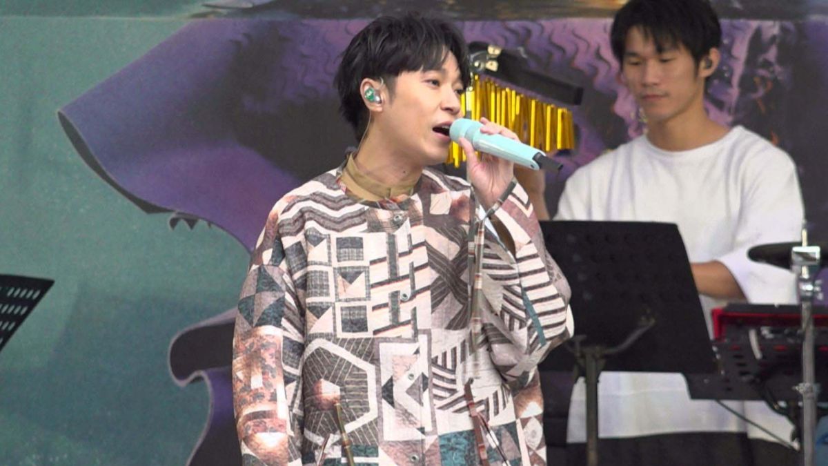 ▲吳青峰現身信義街頭嗨唱。（圖／記者嚴俊強攝）