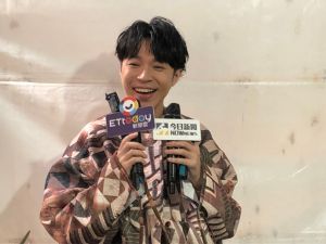 ▲吳青峰現身信義街頭嗨唱。(圖/記者嚴俊強攝) ▲吳青峰現身信義街頭嗨唱。(圖/記者嚴俊強攝)