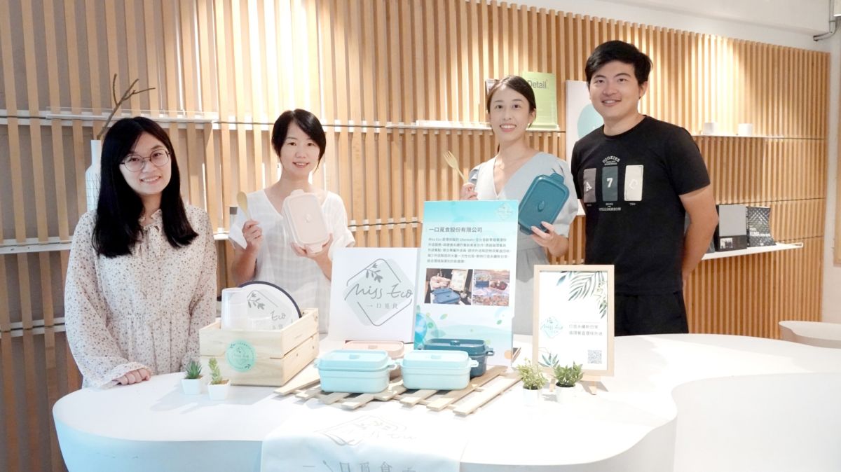 ▲洪和晴（右二）與醫學系同學於去年推出環保外送平台「一口覓食」 。記者康仲誠攝。