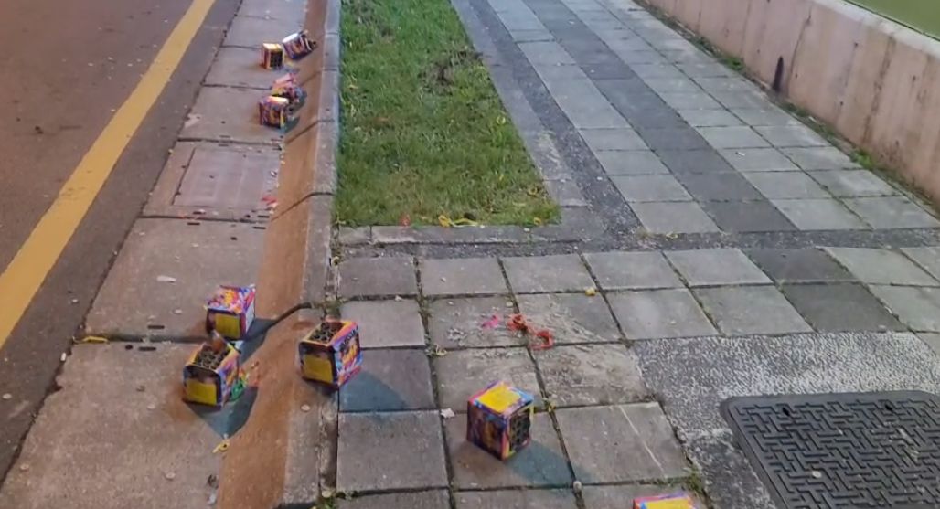 ▲青少年聚集放鞭炮，遭員警勸離不滿爆發糾紛，警方強勢執法在場開12槍示警。（圖／翻攝畫面）