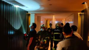 ▲W Hotel晚間疑似因大樓機房跳電，導致多位民眾受困在電梯內，消防局獲報趕緊到場協助旅客脫困。（圖／翻攝畫面）