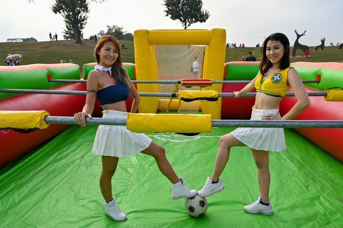 ▲大圳之路系列活動搭上世界盃足球熱，在西拉雅官田遊客中心官田活動中心外設置親子足球體驗區。（圖/南野子行銷提供）