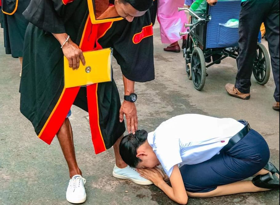 ▲日前在泰國出現一位正妹在大學畢業典禮上「五體投地」，向一位男子行大禮的畫面。（圖／泰國清邁象）