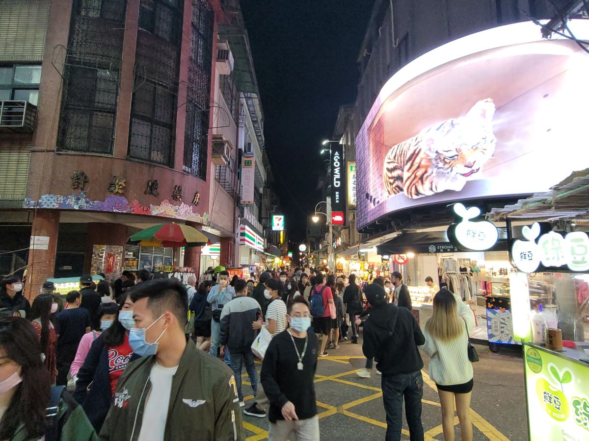 ▲有在地人觀察到，士林夜市周末晚上人潮回流了。（圖／翻攝我是北投人）