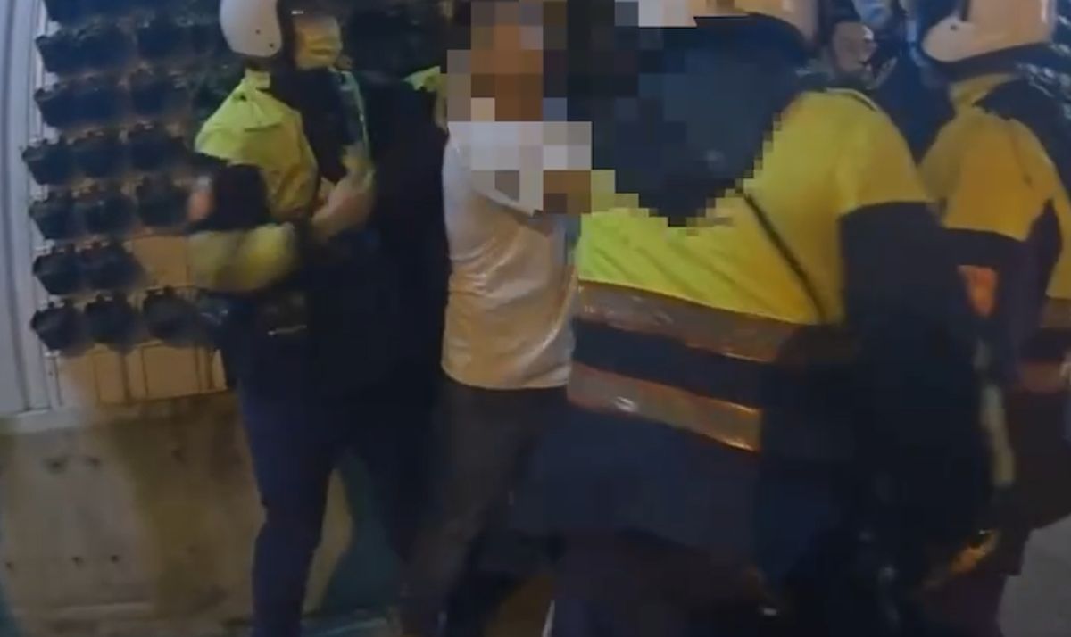 ▲2名宮廟成員因不滿警方勸阻，竟開始動手推擠。（圖／翻攝畫面）