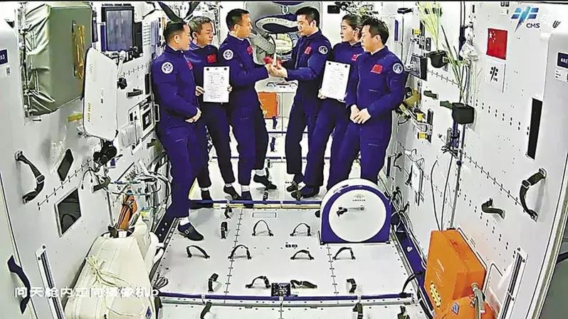 ▲神舟14號、神舟15號乘組2日晚移交了中國空間站的鑰匙。（圖／擷取自影片）