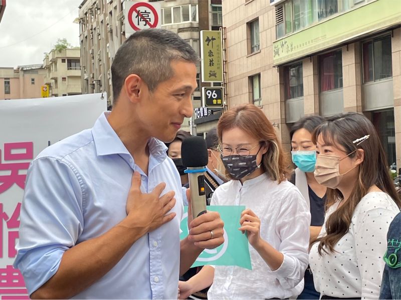 ▲吳怡農手上戴著婚戒,受訪時證實在10月登記結婚(圖/記者陳威叡攝,2022.12.05)