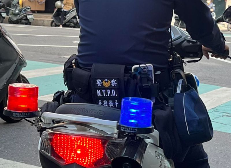 ▲有新北民眾在路上目睹警察在巡邏時，腰包貼上「4字標語」超剽悍。（圖／《爆料公社》）