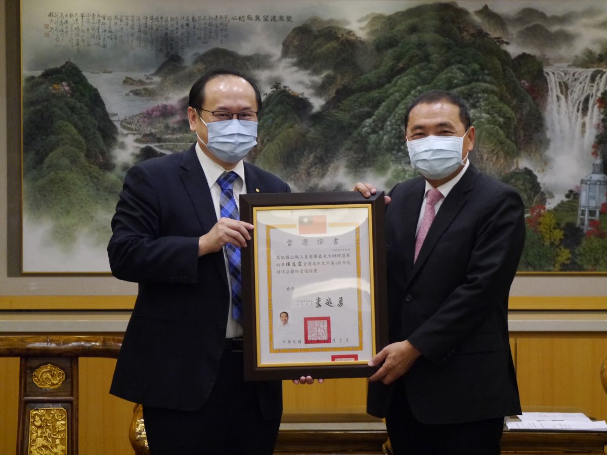 ▲侯友宜在市府接受由中選會代表致送新北市第4屆市長當選證書。（圖 ／記者吳嘉億攝，2022.12.5）