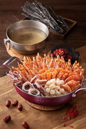 ▲「聚北海道昆布海鮮鍋組」浮誇100隻活凍甜白蝦，讓你在家也能吃網美蝦鍋。（圖／王品集團提供）