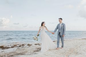 ▲▼Ivy和行腳節目主持人、模特兒丈夫Armando於海邊舉辦浪漫婚禮。（圖／翻攝自許嘉凌臉書）
