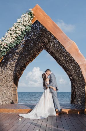 ▲Ivy和行腳節目主持人、模特兒丈夫Armando於海邊舉辦浪漫婚禮。（圖／翻攝自許嘉凌臉書）