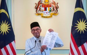 馬來西亞新內閣走馬上任　安華首相兼財長惹議
