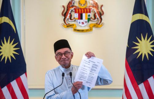 ▲馬來西亞首相安華（Anwar bin Ibrahim）兼任財政部長，他在30年前也曾擔任這個職位。（圖／美聯社／達志影像）