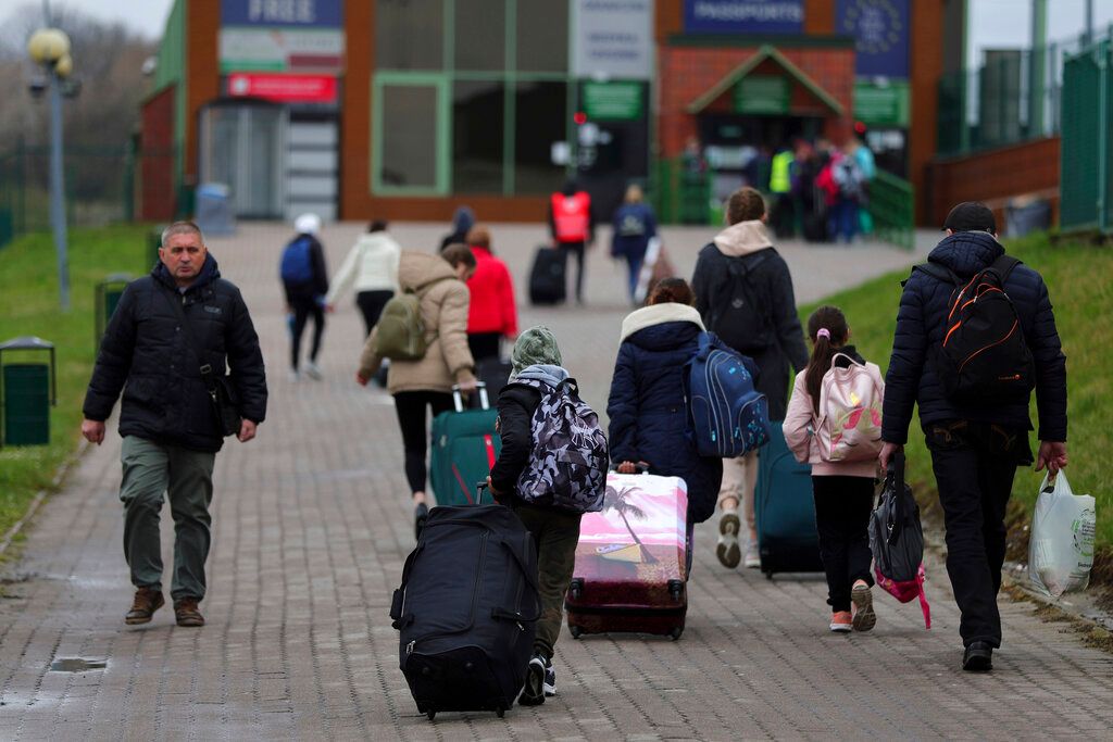 ▲根據聯合國難民署（UNHCR）的報告，截至2022年底，全球有高達3530萬位難民為了生存離開自己國家，比前一年增加了800萬。圖為烏克蘭難民步行至波蘭邊境小鎮米迪卡（Medyka）的資料照片。（圖／美聯社／達志影像）