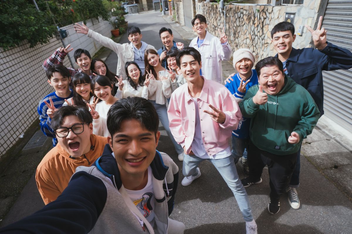 ▲王新凱為《機智校園生活》劇組合照掌鏡。（圖／TVBS提供）