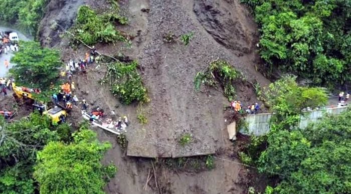 ▲哥倫比亞當局表示，西北部一處偏遠小鎮今天爆發的土石流淹沒道路，造成3人死亡，約20人受困泥淖。（圖／翻攝自哥倫比亞里薩拉爾達省政府）