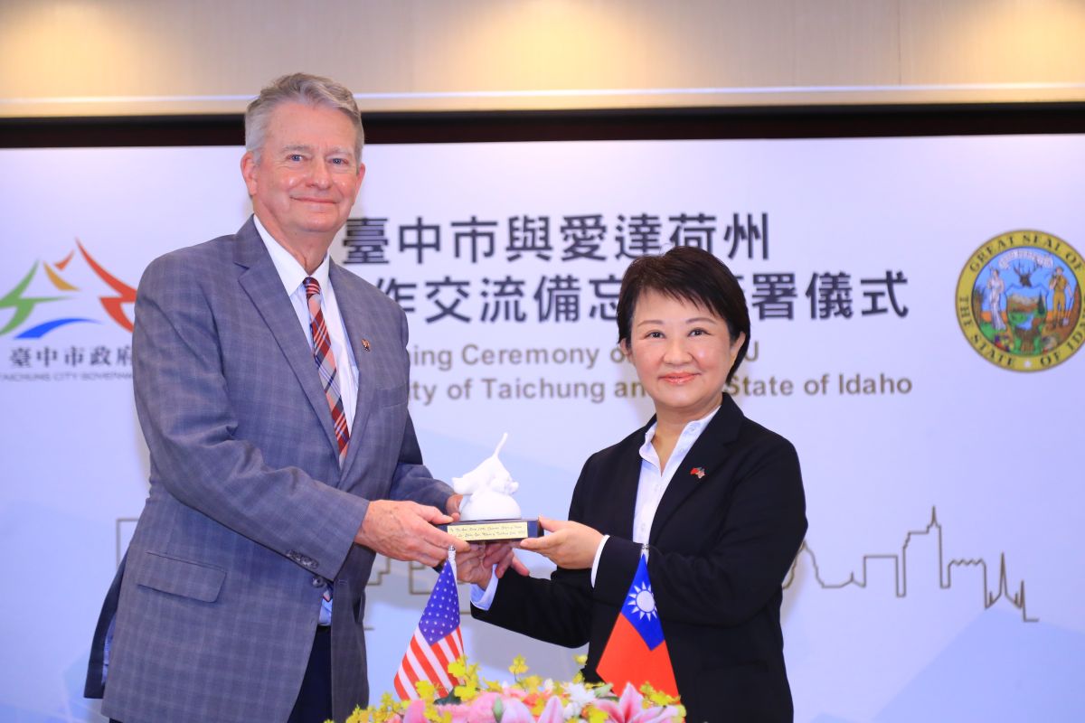 ▲盧秀燕和美國愛達荷州州長李睿德簽署教育合作備忘錄。（圖／台中市政府提供，2022.12.05）