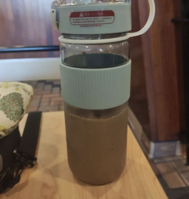 ▲網友分享自己帶環保杯去麥當勞買大杯奶茶,不過其容量讓她有些錯愕。(圖/Dcard)