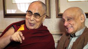 ▲《夢迴西藏：軍官與達賴喇嘛》描述，達賴喇嘛（左）、已故印度軍官哈曼德辛格，兩人生死與共的友誼。（圖／海鵬影業提供）