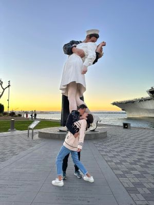 ▲賈永婕和王兆杰模仿「勝利之吻」雕像，重現下腰激吻模樣。（圖／翻攝自賈永婕FB）