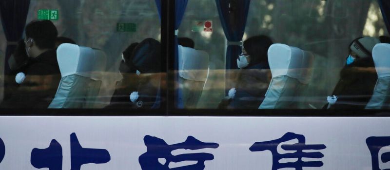 ▲江澤民遺體今移送火化,北京街頭出現多台旅遊巴士,載滿身穿黑衣、佩戴白花的哀悼人士。(圖/美聯社/達志影像)